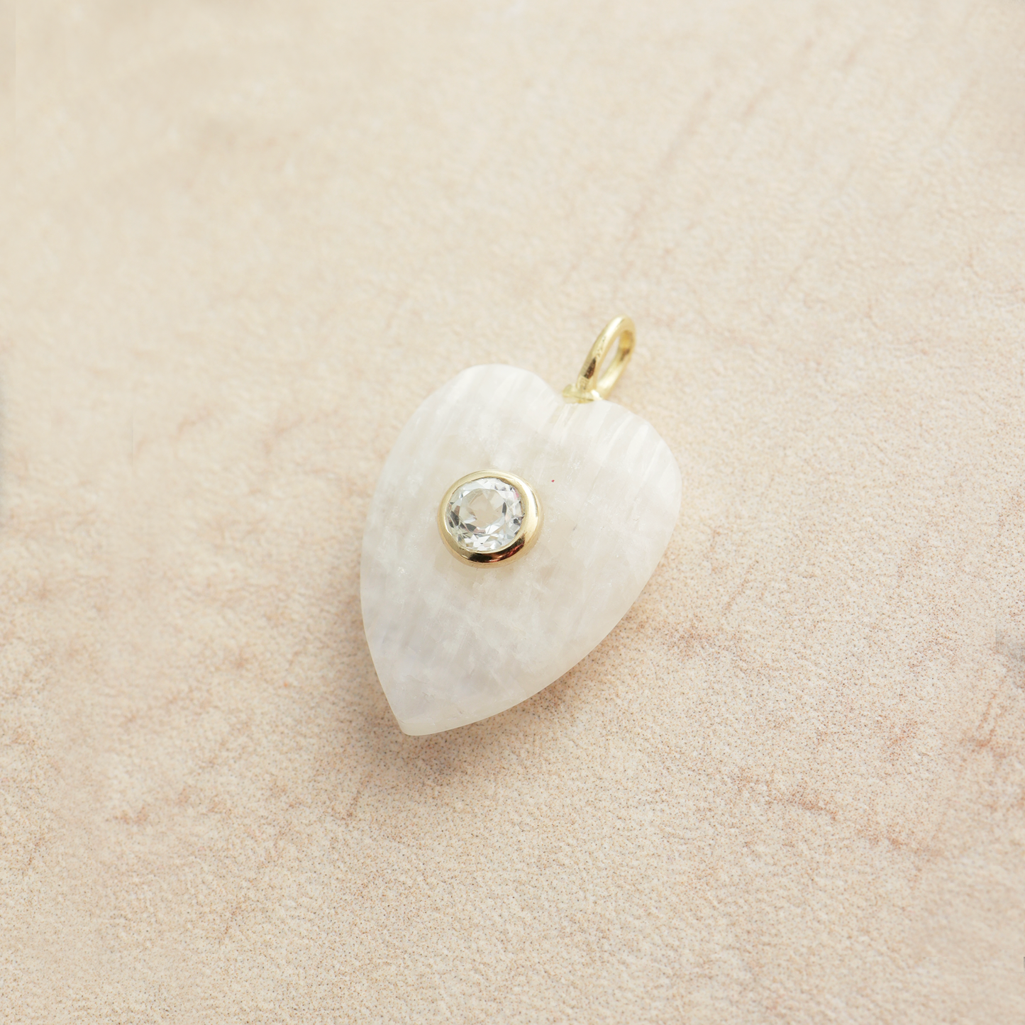 Medium Amie Ribbed Moonstone Heart Pendant